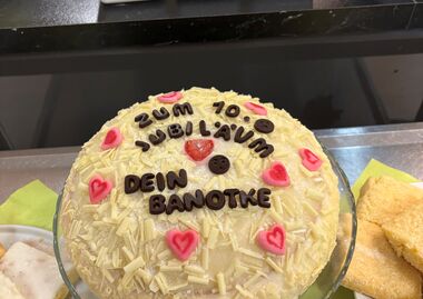 Heft-Titelbild mit Foto einer Orchidee und dem Schriftzug "Ein Zuhause geben"