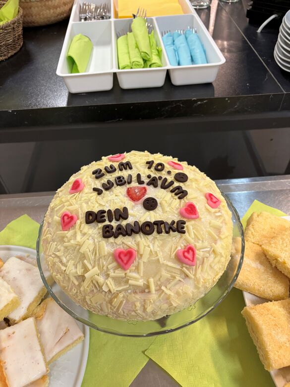 Heft-Titelbild mit Foto einer Orchidee und dem Schriftzug "Ein Zuhause geben"